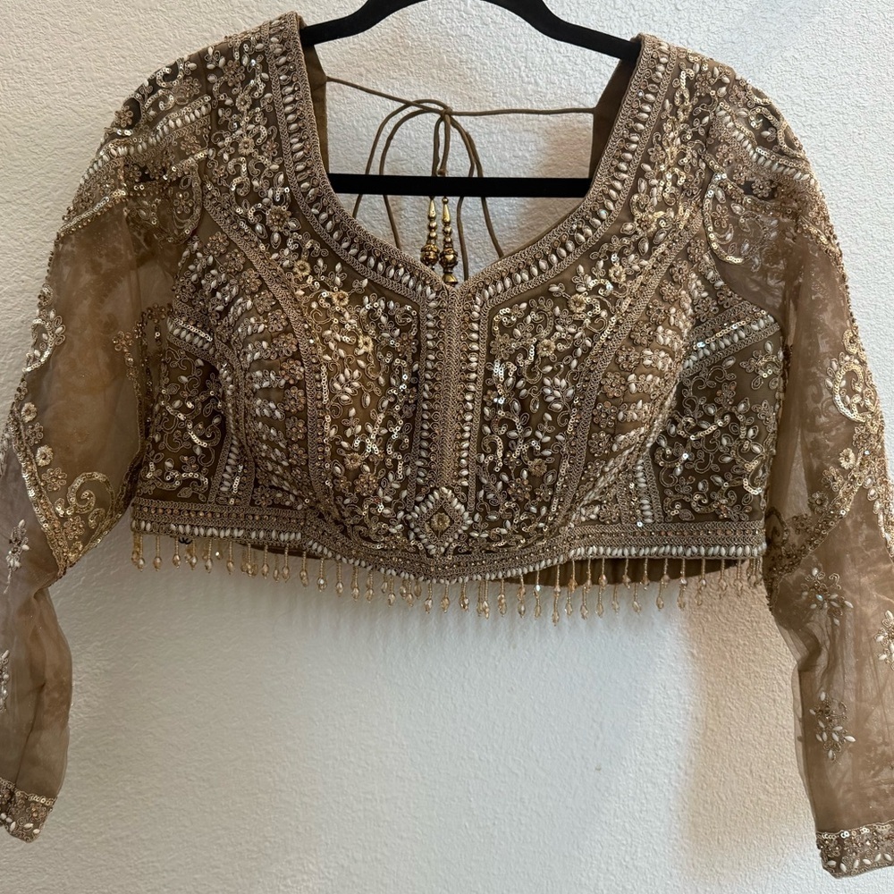 Elegant Gold Embroidered Saree - Picture 5 of 11